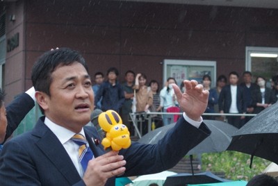 雨の中で演説する国民民主党の玉木雄一郎代表。多くの聴衆が集まった＝横浜市青葉区のたまプラーザ駅前で2025年5月17日午後3時20分ごろ、遠藤修平撮影