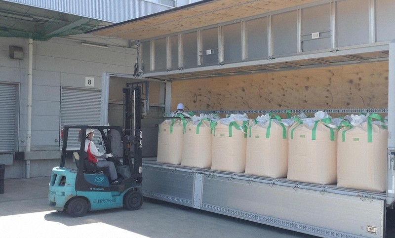 備蓄米の引き渡し始まる アイリスグループの精米工場に到着 | 毎日新聞