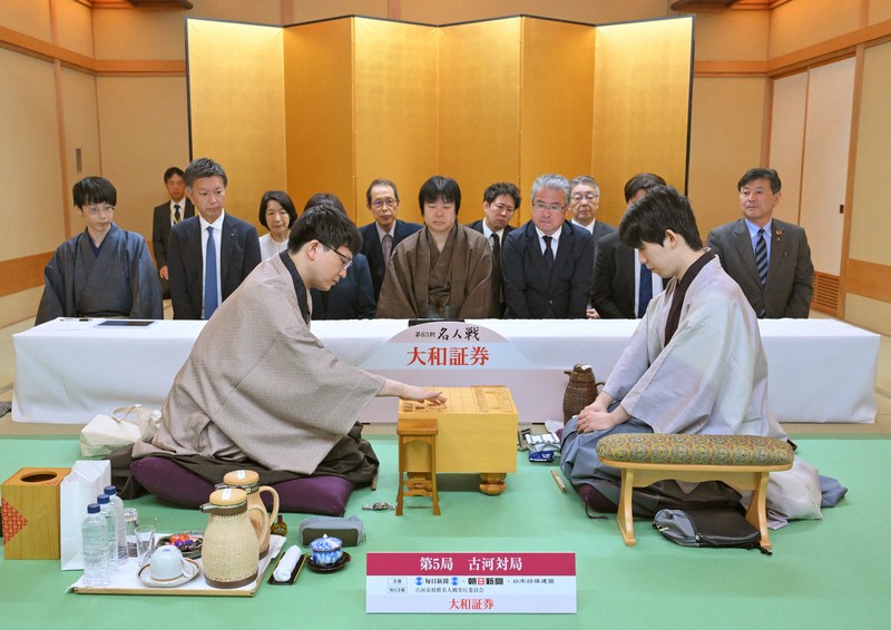名人戦第5局始まる　永瀬拓矢九段の角換わり、受ける藤井聡太名人