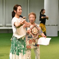 細かな動きを指導するカレイナニ早川さん（中央）＝福島県いわき市のスパリゾートハワイアンズで2025年5月20日午後7時41分、柿沼秀行撮影