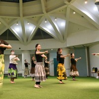 カレイナニ早川さん（右）の指導を受け、復活公演に向け練習するフラガールOGたち＝福島県いわき市のスパリゾートハワイアンズで2025年5月20日午後7時21分、柿沼秀行撮影