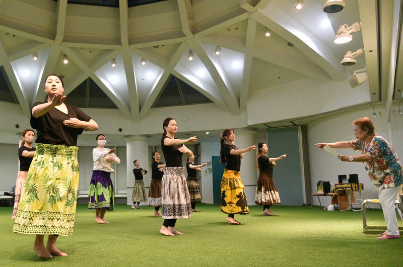 カレイナニ早川さん（右）の指導を受け、復活公演に向け練習するフラガールOGたち＝福島県いわき市のスパリゾートハワイアンズで2025年5月20日午後7時21分、柿沼秀行撮影