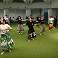カレイナニ早川さん（右）の指導を受け、復活公演に向け練習するフラガールOGたち＝福島県いわき市のスパリゾートハワイアンズで2025年5月20日午後7時14分、柿沼秀行撮影