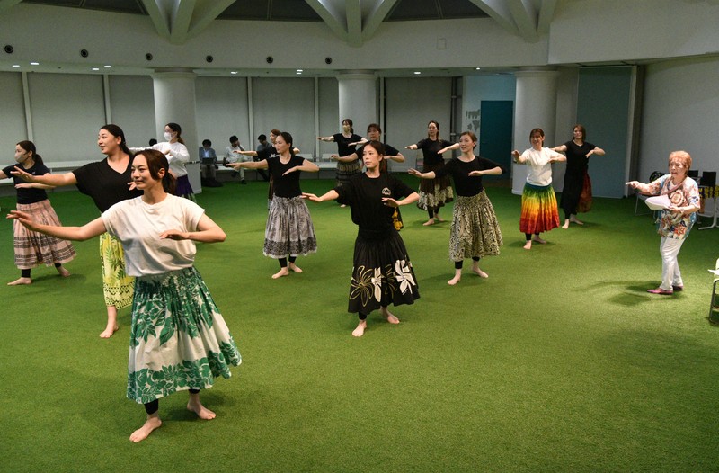 カレイナニ早川さん（右）の指導を受け、復活公演に向け練習するフラガールOGたち＝福島県いわき市のスパリゾートハワイアンズで2025年5月20日午後7時14分、柿沼秀行撮影