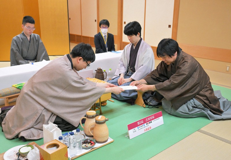 名人戦第5局、永瀬九段が封じ手 「バランス取れた局面続いた」 | 毎日新聞