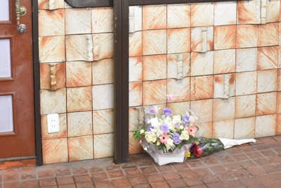 徳山智美さんが店長を務めていたスナックの前に置かれた花束＝西東京市東町3で2025年4月11日午後0時8分、朝比奈由佳撮影