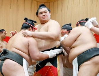 新横綱・大の里が綱打ち 師匠指導で土俵入り練習 「実感湧いた
