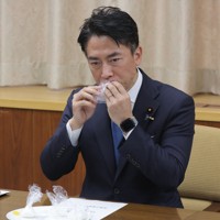 農相が備蓄米を試食 [写真特集1/7] | 毎日新聞