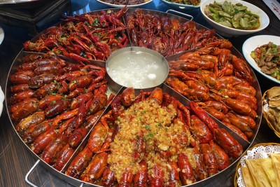 さまざまな方法で調理されたザリガニ料理＝中国湖北省潜江市で2022年7月14日午後6時15分、岡崎英遠撮影