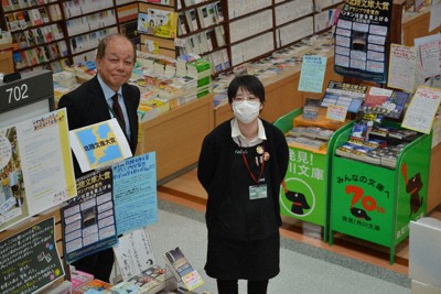 北陸文庫大賞の実行委員長を務める勝木書店店舗統括部長の海東正晴さん（左）と書店員の樋口麻衣さん＝福井市の勝木書店SuperKaBoS二の宮本店で、萱原健一撮影