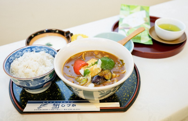 藤井名人は「カレーうどん」 永瀬九段は「紅白うな重」 名人戦昼食