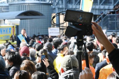 大阪府泉大津市長選の告示日、立花孝志氏の街頭演説をスマートフォンなどのカメラで撮影する人が多数いた＝泉大津市で2024年12月8日、北村隆夫撮影