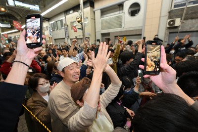 兵庫県知事選で斎藤元彦氏の当選確実が報じられて喜ぶ支持者ら＝神戸市中央区で2024年11月17日午後8時1分、北村隆夫撮影