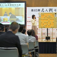 第83期名人戦の第5局2日目。大勢の人が集まった大盤解説会で、千日手などについて解説する佐藤紳哉七段（右）と宮宗紫野女流二段＝古河市の山水はなももプラザで2025年5月30日午後1時46分、手塚耕一郎撮影