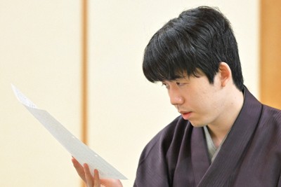 第83期名人戦の第5局指し直し局で、棋譜を見ながら考える藤井聡太名人＝茨城県古河市のホテル山水で2025年5月30日午後2時53分、手塚耕一郎撮影