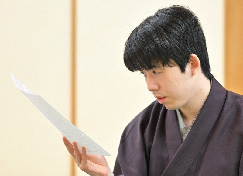 藤井聡太名人 「厳しい形勢」から「勝ちになったと思った」局面 | 毎日新聞