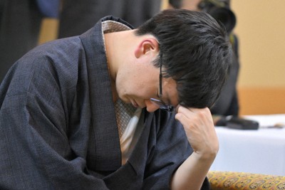 第5局の指し直し局で敗れた永瀬拓矢九段＝茨城県古河市のホテル山水で2025年5月30日午後11時20分、手塚耕一郎撮影