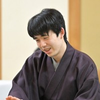 第5局の指し直し局に勝利して名人防衛を果たし、笑顔で感想戦に臨む藤井聡太名人＝茨城県古河市のホテル山水で2025年5月30日午後11時47分、手塚耕一郎撮影