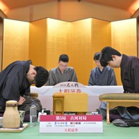 第5局の指し直し局で、投了して一礼する永瀬拓矢九段（左）と、勝利して名人防衛を果たした藤井聡太名人＝茨城県古河市のホテル山水で2025年5月30日午後11時16分、手塚耕一郎撮影