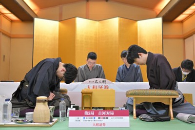 第5局の指し直し局で、投了して一礼する永瀬拓矢九段（左）と、勝利して名人防衛を果たした藤井聡太名人＝茨城県古河市のホテル山水で2025年5月30日午後11時16分、手塚耕一郎撮影