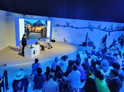 筆者（井上伸一郎氏）とのトークセッションで日本のアニメ聖地（アニメの舞台になった場所）を巡礼した経験談を語るヤスミンさん（写真中央）＝撮影・金子隆二（オペラハウス）