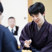 第83期名人戦第5局の千日手指し直し局で挑戦者の永瀬拓矢九段（手前）に勝利し、笑顔で対局を振り返る藤井聡太名人＝茨城県古河市のホテル山水で31日午前0時、吉田航太撮影