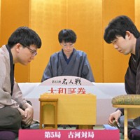 千日手による指し直し局が続く中、共に盤面に集中する藤井聡太名人（右）と挑戦者の永瀬拓矢九段＝茨城県古河市のホテル山水で2025年5月30日午後6時33分、手塚耕一郎撮影