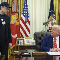 米ホワイトハウスの大統領執務室でイーロン・マスク氏（左）と記者会見するトランプ大統領＝2025年5月30日、AP