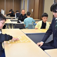 指導対局で千田翔太八段（右）と対戦する鮎川燕成さん＝茨城県古河市横山町1で2025年5月31日午前10時26分、堀井泰孝撮影