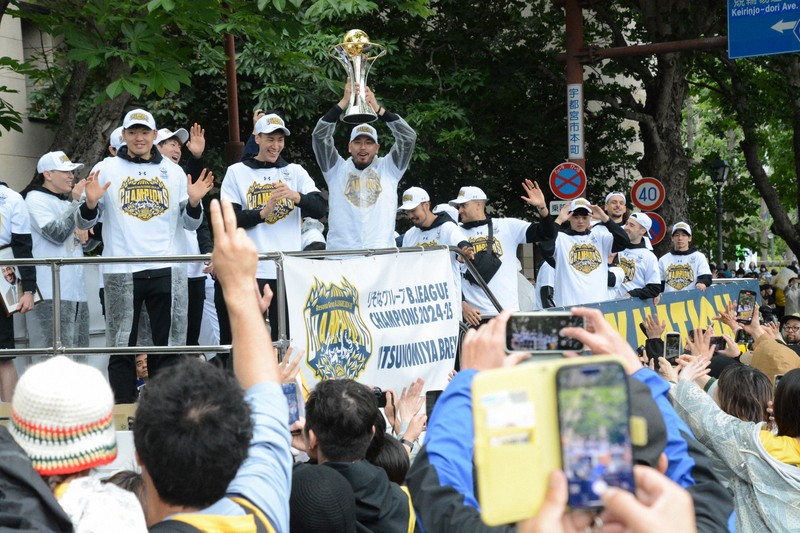 雨降り注ぐ中、5万人駆けつけ Bリーグ・宇都宮が優勝パレード | 毎日新聞