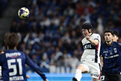 【ガ大阪－鹿島】後半、ヘディングする鹿島の津久井佳祐＝パナソニックスタジアム吹田で2025年5月31日、中川祐一撮影