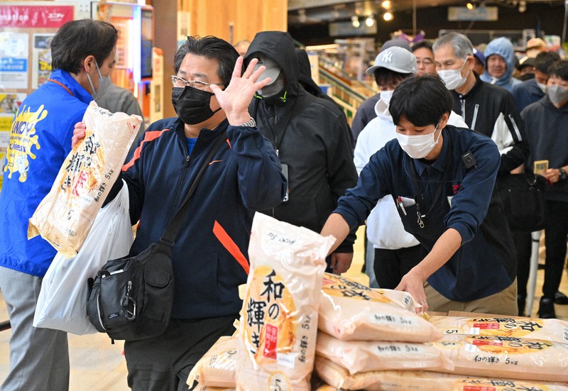 備蓄米の整理券求め95袋に250人、即完売の店も 店頭販売開始 | 毎日新聞