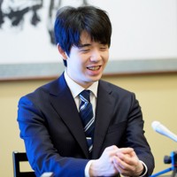 名人戦3連覇から一夜明け、笑顔で対局を振り返る藤井聡太名人＝茨城県古河市のホテル山水で2025年5月31日午前9時23分、吉田航太撮影