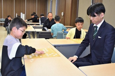 指導対局で千田翔太八段（右）と対戦する鮎川燕成さん＝茨城県古河市横山町1で2025年5月31日午前10時26分、堀井泰孝撮影