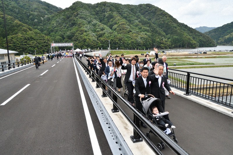 変わる 城崎行き 広くて感激 新「大橋」開通 ／兵庫 | 毎日新聞