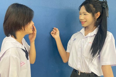 トランスジェンダー女性と自認し髪を伸ばす中学2年の生徒（右）と友人＝バンコクで2025年5月20日、武内彩撮影