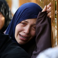 イスラエルの攻撃で死亡したパレスチナ人の葬儀で悲しみにくれる参列者＝ガザ地区南部の病院で2025年6月1日、ロイター