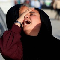 イスラエルの攻撃で死亡したパレスチナ人の葬儀で悲しみにくれる参列者＝ガザ地区南部の病院で2025年6月1日、ロイター