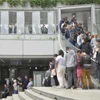 備蓄米を購入するため、イオンスタイル品川シーサイド店に列を作る買い物客＝東京都品川区で2025年6月1日午前7時9分、藤井達也撮影