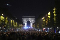 Soccer fans celebrate PSG's victory on the Champs-Elysees avenue, with the Arc de Triomphe in background, after the Champions League final soccer match between Paris Saint-Germain and Inter Milan, on June 1, 2025 in Paris. (AP Photo/Aurelien Morissard)