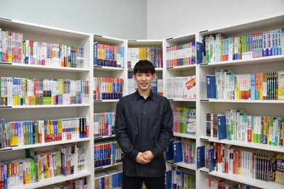 「怜文堂書店」店長の大学生倉橋怜太郎さん＝愛知県尾張旭市で2025年4月25日、黒田麻友撮影