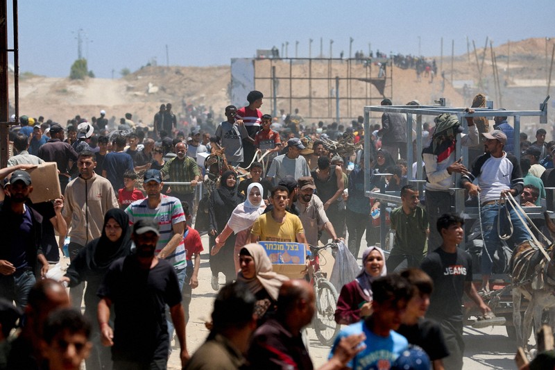 支援物資を受け取りに集まる住民＝パレスチナ自治区ガザ地区中部で2025年5月29日、ロイター