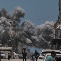 イスラエル軍の空爆後、立ち上る黒煙=ガザ市で2025年6月1日、AP