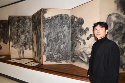 原爆の図丸木美術館の岡村幸宣学芸員と、「原爆の図」の第1部「幽霊」＝埼玉県東松山市の同美術館で2024年11月8日午後2時35分、仲村隆撮影