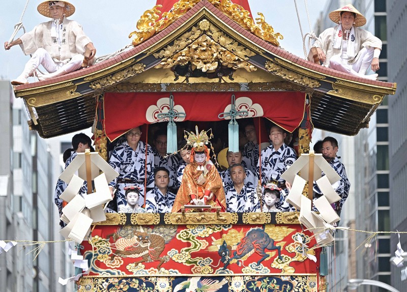 乗馬としめ縄切り楽しみ」 京都・祇園祭の長刀鉾の稚児決まる | 毎日新聞