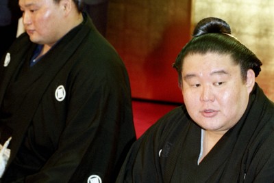 第66代横綱昇進の伝達式後、記者会見する若乃花（右）。奥は横綱・貴乃花＝東京都中野区の二子山部屋で1998年5月27日、武市公孝撮影