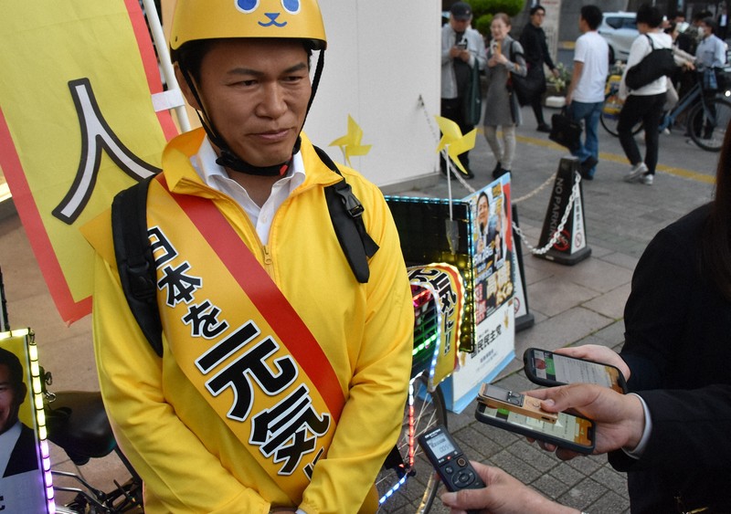 街頭活動後に取材に応じる須藤元気氏＝東京都江東区のJR亀戸駅前で2025年5月28日午後6時37分、春増翔太撮影