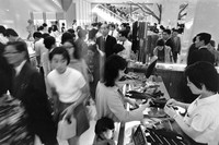1970年の父の日。プレゼントを選ぶ人でにぎわう百貨店のネクタイ売り場＝大阪市南区（現・中央区）の高島屋百貨店で1970（昭和45）年6月21日