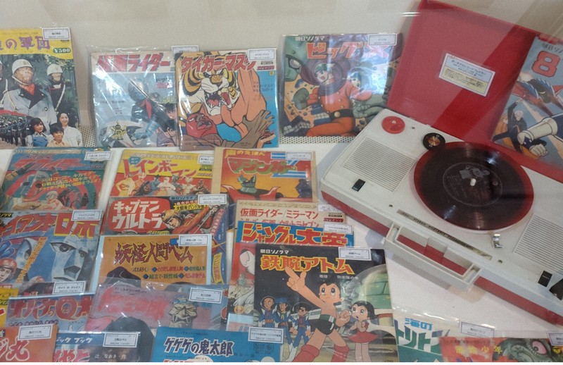 仮面ライダーカードにソノシート… 昭和40年代の品々ずらり 香川 | 毎日新聞