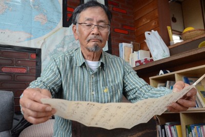 父が保管していた岡崎祐義さんに贈られた弔辞を読むおいの義次さん＝岡山市で2025年4月20日午後4時57分、宮城裕也撮影